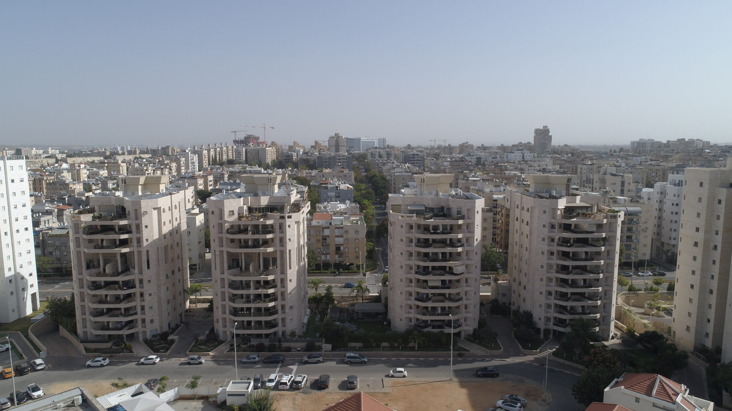החרצית 14,16,18,20, חולון